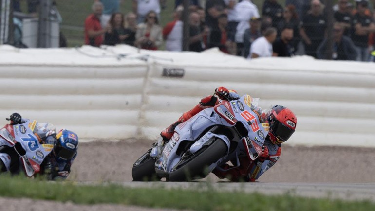 Marc Marquez dan Alex Marquez finis kedua dan ketiga dalam race di Sirkuit Sachsenring, Minggu (7/7/2024) malam WIB. (Foto: Getty Images/Mirco Lazzari gp)