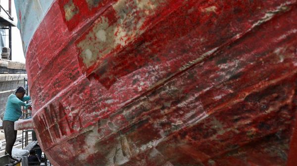 Melihat Proses Perbaikan Kapal di Jakarta Utara