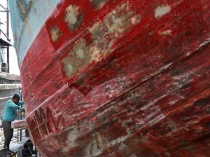 Melihat Proses Perbaikan Kapal di Jakarta Utara