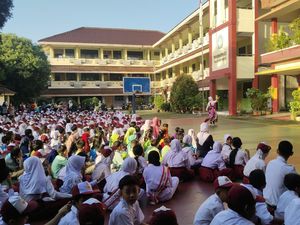 Semangat Siswa Baru di Hari Pertama Sekolah, Mandi dan Sarapan Lebih Pagi Semangat Siswa Baru di Hari Pertama Sekolah, Mandi dan Sarapan Lebih Pagi