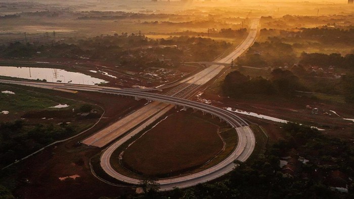 Pembangunan Jalan Tol Serbaraja Seksi 1B Foto aerial pembangunan simpang Jalan Tol Serpong-Balaraja (Serbaraja) Seksi 1B di Pagedangan, Kabupaten Tangerang, Banten, Senin (8/7/2024). Badan Pengatur Jalan Tol (BPJT) Kementerian PUPR menyatakan progres pembangunan konstruksi Jalan Tol Serbaja Seksi 1B CBD - Legok sepanjang 5,40 kilometer sudah memasuki tahap final dengan persentase 94,44 persen yang ditargetkan beroperasi pada Kuartal III-2024. ANTARA FOTO/Sulthony Hasanuddin/rwa.