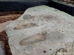 Menguak Misteri Batu Tapak di Situs Astana Gede Kawali Ciamis