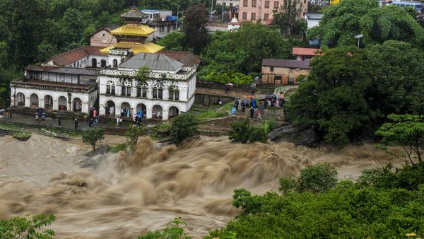 Penampakan Derasnya Aliran Banjir di Sungai Bagmati Nepal