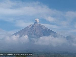 Gunung Semeru 8 Kali Erupsi Sejak Dini Hari