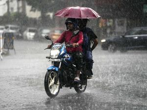 Potret Pengendara Terobos Hujan Lebat di Kolkata India Potret Pengendara Terobos Hujan Lebat di Kolkata India