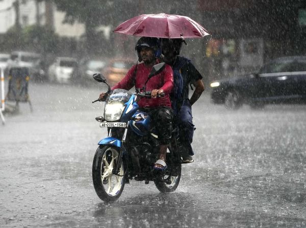 Potret Pengendara Terobos Hujan Lebat di Kolkata India