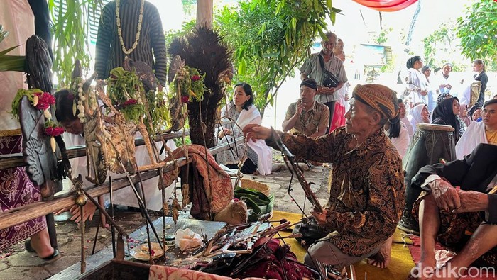 Pertunjukan wayang krucil yang digelar di Grebek Suro Kediri Pertunjukan wayang krucil yang digelar di Grebek Suro Kediri