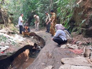 Polisi hingga DLH Cari Penyebab Air Sungai di Malang Mendadak Warna Merah Polisi hingga DLH Cari Penyebab Air Sungai di Malang Mendadak Warna Merah