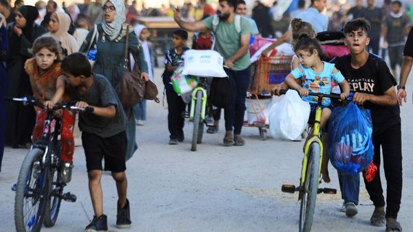 Potret Anak-anak Palestina Mengungsi dengan Sepeda