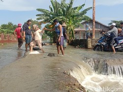 Banjir Bertahan di Tinumpuk, Akses Warga Terputus