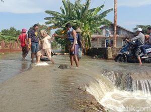 Banjir Bertahan di Tinumpuk, Akses Warga Terputus Banjir Bertahan di Tinumpuk, Akses Warga Terputus