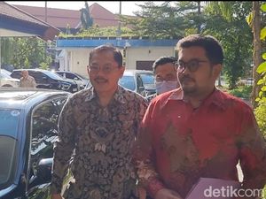Prof BUS Datangi Rektorat Unair Usai Dicopot dari Jabatan Dekan FK Prof BUS Datangi Rektorat Unair Usai Dicopot dari Jabatan Dekan FK