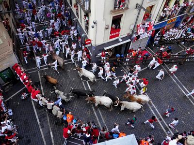 Potret Ribuan Orang Dikejar Banteng Saat Festival San Fermin di Spanyol