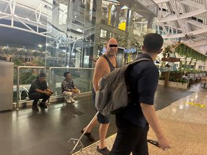 Bule AS Bongkar Rumah Warga di Gianyar Ditendang dari Bali Bule AS Bongkar Rumah Warga di Gianyar Ditendang dari Bali