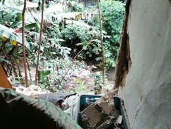 Rumah Warga di Bogor Jebol Terbawa Longsor, Penghuni Diimbau Mengungsi