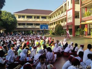 Ortu Senang Antar Anak di Hari Pertama Masuk Sekolah Dasar Ortu Senang Antar Anak di Hari Pertama Masuk Sekolah Dasar