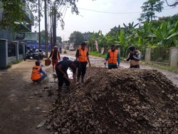 Sempat Didemo Warga, Jalan Rusak di Gunungputri Bogor Mulai Diperbaiki