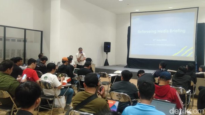 Suasana sosialisasi laws of the game jelang dimulainya LIga 1 2024/25, Senin (8/7/2024).