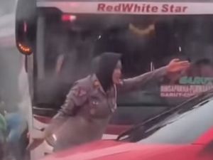 Viral Polwan Hujan-hujanan Atur Lalin di Bekasi, Ini Sosoknya Viral Polwan Hujan-hujanan Atur Lalin di Bekasi, Ini Sosoknya