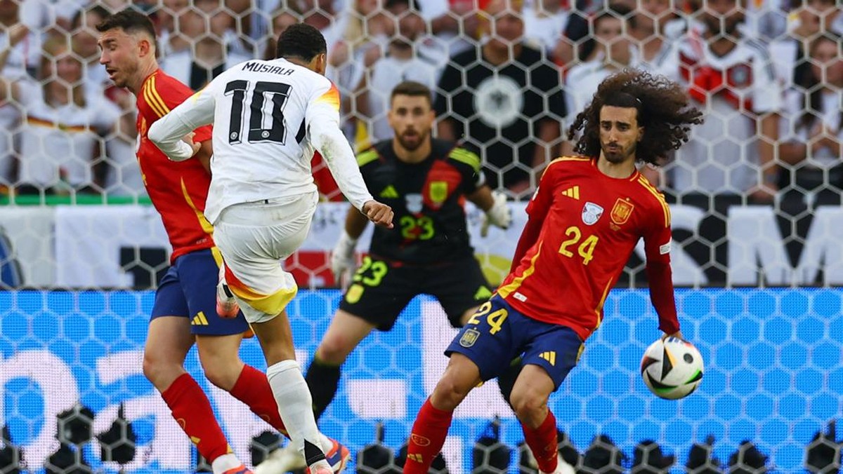 Bola tendangan Jamal Musiala yang mengenai tangan Marc Cucurella (Foto: REUTERS/Lee Smith)