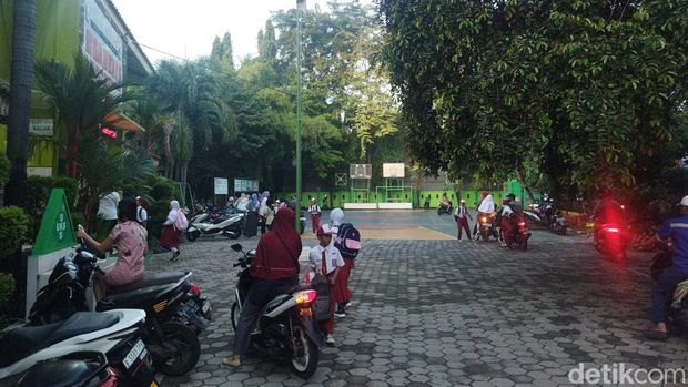 Suasana hari pertama masuk sekolah di SDN Kelapa Dua Wetan 01 (Kurniawan Fadilah/detikcom)