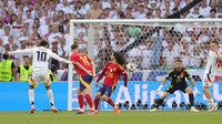 Bola tembakan Jamal Musiala menghantam tangan Cucurella. Foto: Getty Images/Ralf Ibing - firo sportphoto