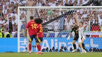 Pemain Jerman sontak mengklaim handball usai tangan Cucurella kena bola. Foto: Getty Images/Ralf Ibing - firo sportphoto