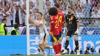 Tapi berdasarkan aturan baru UEFA, Cucurella dianggap tidak melakukan pelanggaran handball. Foto: Getty Images/Ralf Ibing - firo sportphoto