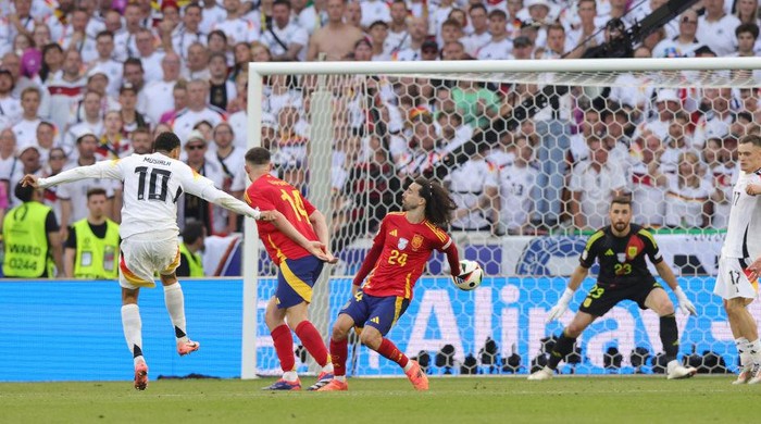 Tangan Cucurella STUTTGART, GERMANY - JULY 5: Hand play by Cucurella of Spain after Jamal Musiala's shot is not penalized by VAR during the UEFA EURO 2024 quarter-final match between Spain and Germany at Stuttgart Arena on July 5, 2024 in Stuttgart, Germany. (Photo by Ralf Ibing - firo sportphoto/Getty Images)