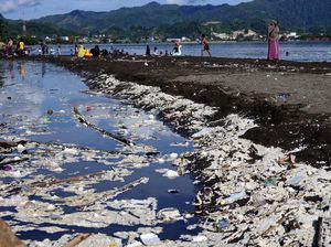 Tumpukan Sampah Cemari Pantai Manakarra