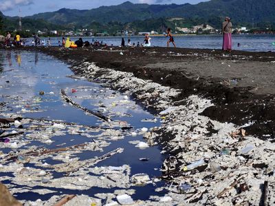 Tumpukan Sampah Cemari Pantai Manakarra