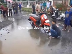 Viral Warga Bogor Protes Jalan Rusak dengan Cuci Motor hingga Mancing