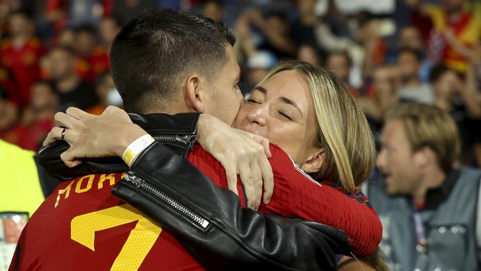ROTTERDAM, NETHERLANDS - JUNE 18: Alvaro Morata of Spain and Alice Campello celebrate the victory following the UEFA Nations League 2022/23 final match between Croatia and Spain at De Kuip stadium on June 18, 2023 in Rotterdam, Netherlands. (Photo by Jean Catuffe/Getty Images)