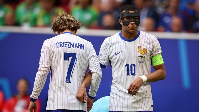 DUSSELDORF, GERMANY - JULY 01: Kylian Mbappe of France and Antoine Griezmann of France looks on during the UEFA EURO 2024 round of 16 match between France and Belgium at Düsseldorf Arena on July 01, 2024 in Dusseldorf, Germany. (Photo by Stefan Matzke - sampics/Getty Images)