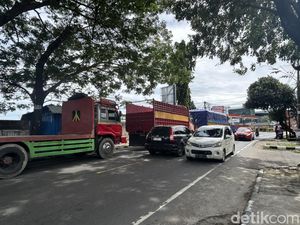 Solar Langka di Parepare, Sopir Truk Antre-Nginap 2 Malam di SPBU Solar Langka di Parepare, Sopir Truk Antre-Nginap 2 Malam di SPBU