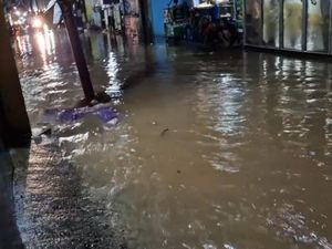 Banjir di Beberapa Titik Depok Usai Hujan Deras, Sejumlah Motor Mogok