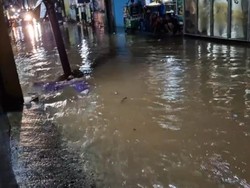 Banjir di Beberapa Titik Depok Usai Hujan Deras, Sejumlah Motor Mogok