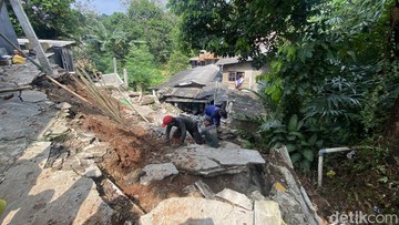 Longsor di Depok Akibat Hujan Deras, 2 Rumah dan 2 Motor Tertimbun