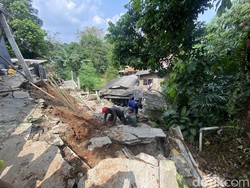 Longsor di Depok Akibat Hujan Deras, 2 Rumah dan 2 Motor Tertimbun