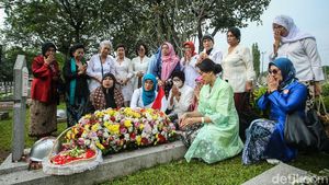 Ziarah ke Makam Pahlawan Sambil Berkebaya