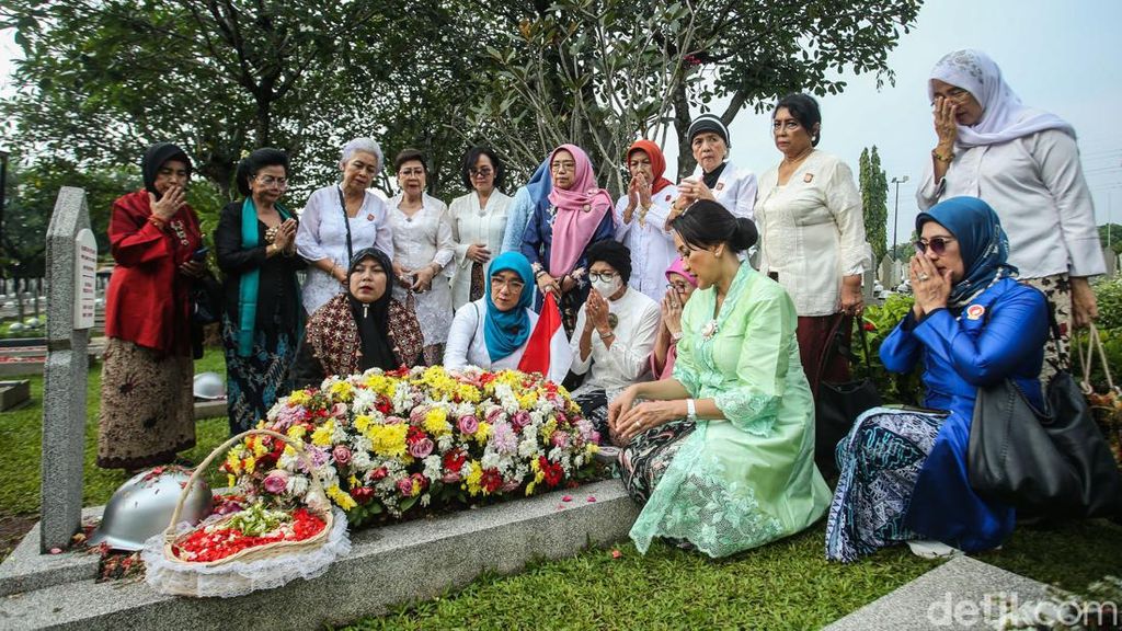 Ziarah ke Makam Pahlawan Sambil Berkebaya Ziarah ke Makam Pahlawan Sambil Berkebaya