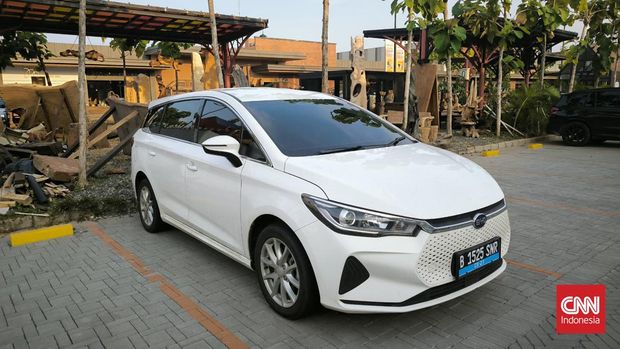 Mobil listrik BYD e6. Model ini juga digunakan sebagai taksi Blue Bird.