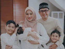 Momen Terindah Dude Harlino di 2025: Bawa Istri dan Anak-anak ke Kabah