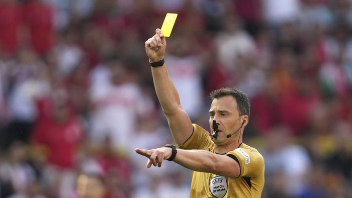 Referee Felix Zwayer in action during a Group F match between Turkey and Portugal at the Euro 2024 soccer tournament in Dortmund, Germany, Saturday, June 22, 2024. (AP Photo/Darko Vojinovic)