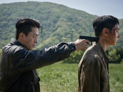 Lee Je-hoon dan Koo Kyo-hwan dalam film Korea Escape (2024). (Megabox Plus M)