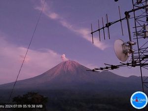 Gunung Semeru 5 Kali Erupsi Pagi Ini