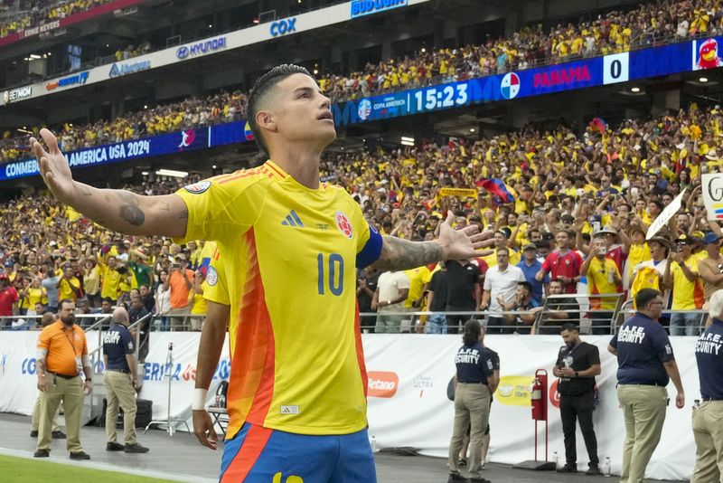 Colombia's James Rodriguez celebrates scoring his side's 2nd goal from the penalty spot against Panama during a Copa America quarterfinal soccer match in Glendale, Ariz., Saturday, July 6, 2024. (AP Photo/Rick Scuteri)