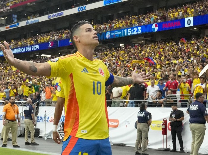 Colombia's James Rodriguez celebrates scoring his side's 2nd goal from the penalty spot against Panama during a Copa America quarterfinal soccer match in Glendale, Ariz., Saturday, July 6, 2024. (AP Photo/Rick Scuteri)