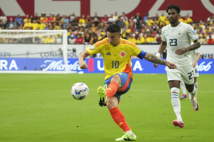 Colombia's James Rodriguez celebrates scoring his side's 2nd goal from the penalty spot against Panama during a Copa America quarterfinal soccer match in Glendale, Ariz., Saturday, July 6, 2024. (AP Photo/Rick Scuteri)