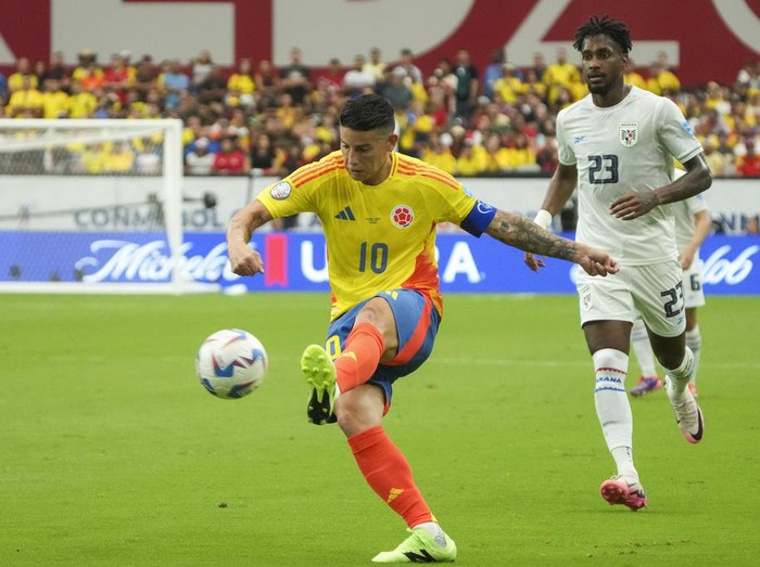 Colombia's James Rodriguez celebrates scoring his side's 2nd goal from the penalty spot against Panama during a Copa America quarterfinal soccer match in Glendale, Ariz., Saturday, July 6, 2024. (AP Photo/Rick Scuteri)